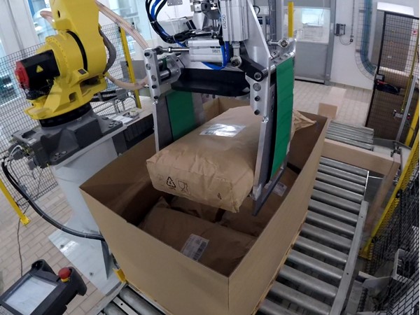 RECMI - Mise en box sac - robot de palettisation agroalimentaire - préhenseur à pince LISP(1)